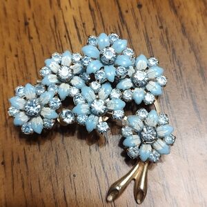 Elegant Floral Brooch with Blue and Gold Accents